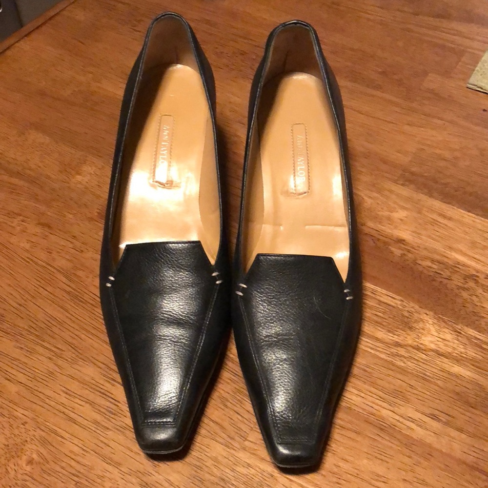 Black leather kitten heel pump